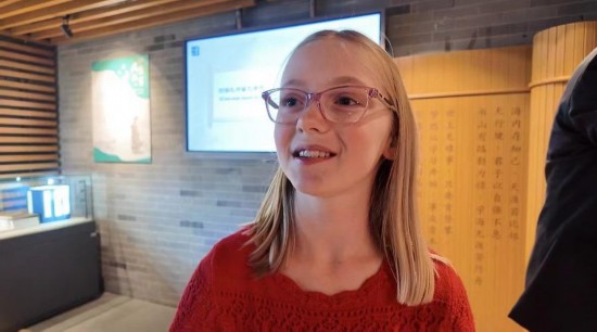 美國猶他州小學(xué)生米麗婭姆·居布萊接受記者采訪。