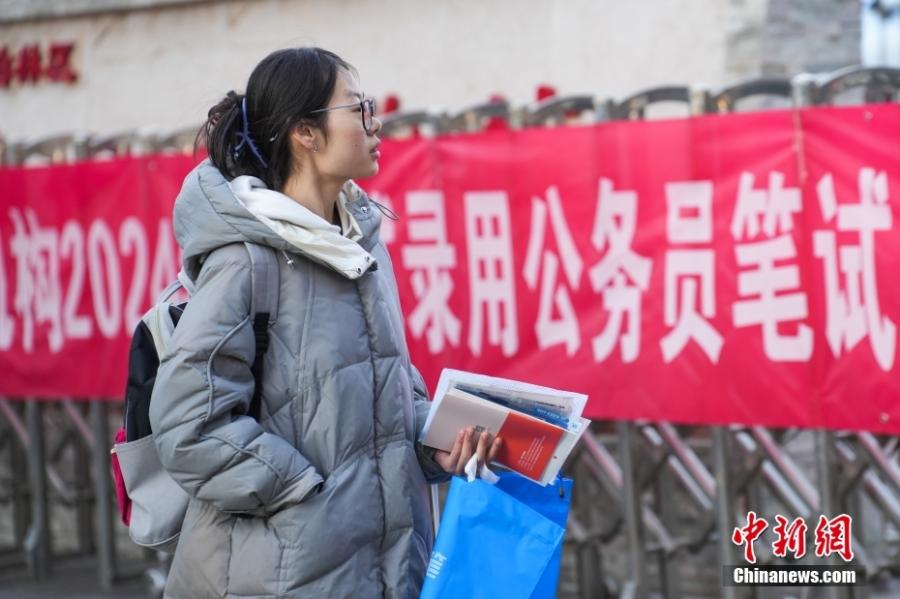 2023年11月26日，山西省太原市，考生步入考場。當(dāng)日，中央機(jī)關(guān)及其直屬機(jī)構(gòu)2024年度考試錄用公務(wù)員公共科目筆試舉行。<a target='_blank' href='/'><p  align=