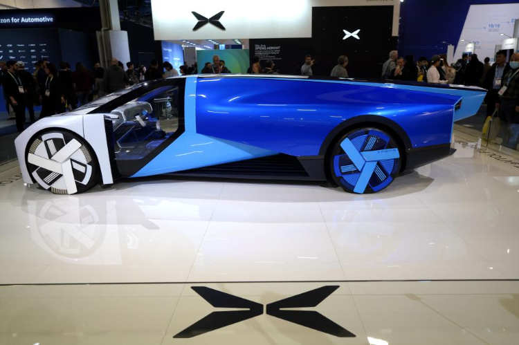 1月11日，人們在美國拉斯維加斯消費(fèi)電子展小鵬公司展臺觀看電動飛行汽車Aeroht。新華社記者吳曉凌攝