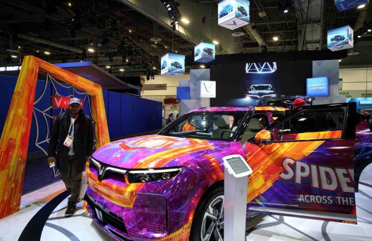 1月11日，人們在美國拉斯維加斯消費(fèi)電子展越南電動汽車制造商VinFast展臺參觀。新華社記者吳曉凌攝