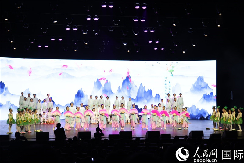 《四季詩韻》童聲詩朗誦表演。人民網(wǎng)記者 任皓宇攝