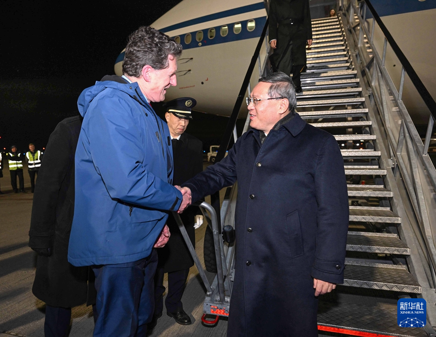 當(dāng)?shù)貢r(shí)間1月16日晚，應(yīng)愛爾蘭總理瓦拉德卡邀請，國務(wù)院總理李強(qiáng)乘包機(jī)抵達(dá)都柏林國際機(jī)場，開始對愛爾蘭進(jìn)行正式訪問。愛爾蘭環(huán)境、氣候與通訊部長兼交通部長瑞安等到機(jī)場迎接。新華社記者 饒愛民 攝