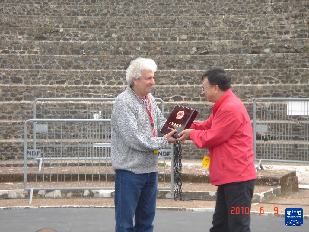 這是2010年帕特里克·索米耶（圖左）獲頒北京市人民政府授予的“長城友誼獎”時(shí)的資料照片。新華社發(fā)（受訪對象供圖）