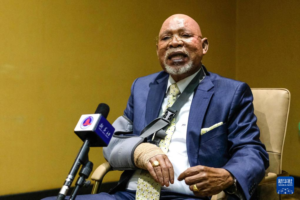 1月15日，烏干達(dá)外長奧東戈在坎帕拉舉行的不結(jié)盟運(yùn)動(dòng)第19次峰會(huì)高級別官員會(huì)議期間接受新華社記者專訪。新華社發(fā)（阿佳拉·納瓦達(dá)攝）