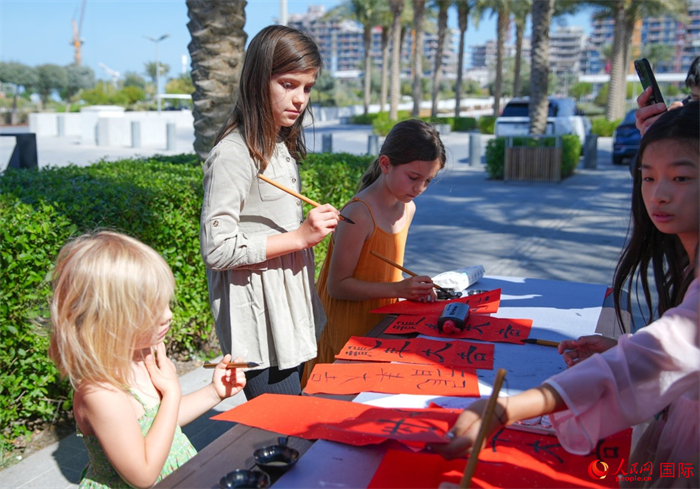 小朋友體驗(yàn)書法創(chuàng)作。人民網(wǎng) 塔里克·易卜拉欣攝