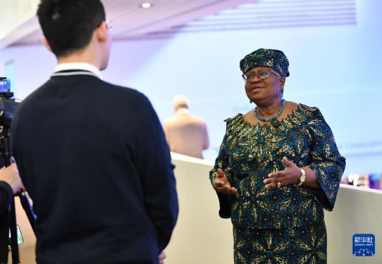 1月18日，世界貿(mào)易組織總干事伊維拉在瑞士達沃斯舉行的世界經(jīng)濟論壇2024年年會期間接受新華社記者專訪。新華社記者 連漪 攝