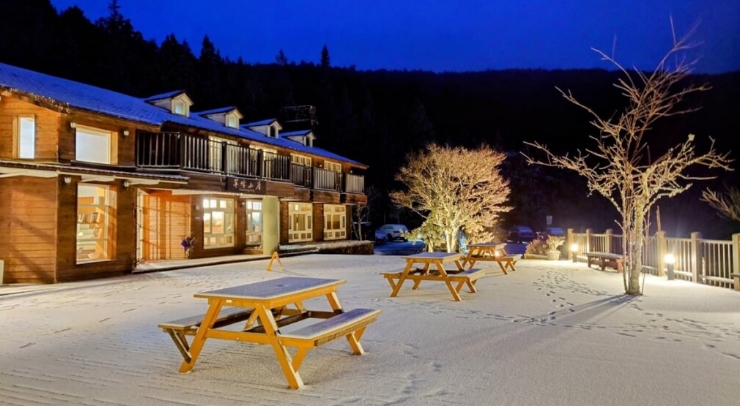 位在宜蘭縣內(nèi)的太平山森林游樂區(qū)23日凌晨開始下雪，園區(qū)翠峰山屋前一片雪白。圖片來源：臺(tái)灣“中央社”。