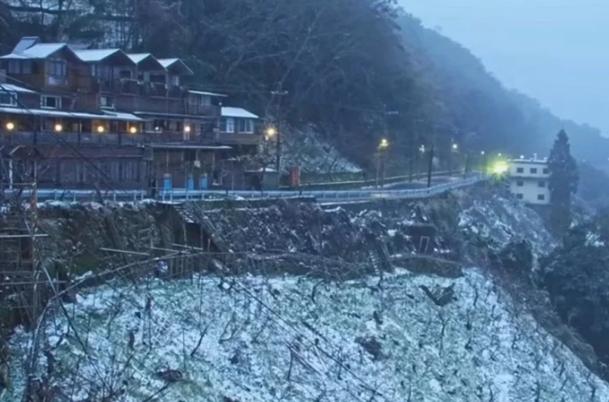 桃園市觀光旅游局22日新啟用的“上巴陵實(shí)時(shí)影像”的鏡頭下，現(xiàn)場(chǎng)呈現(xiàn)雪景。圖片來源：桃園市觀光旅游局。