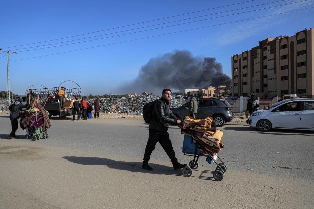 1月22日，在加沙地帶南部城市汗尤尼斯，人們逃離家園。新華社發(fā)（里澤克·阿卜杜勒賈瓦德攝）