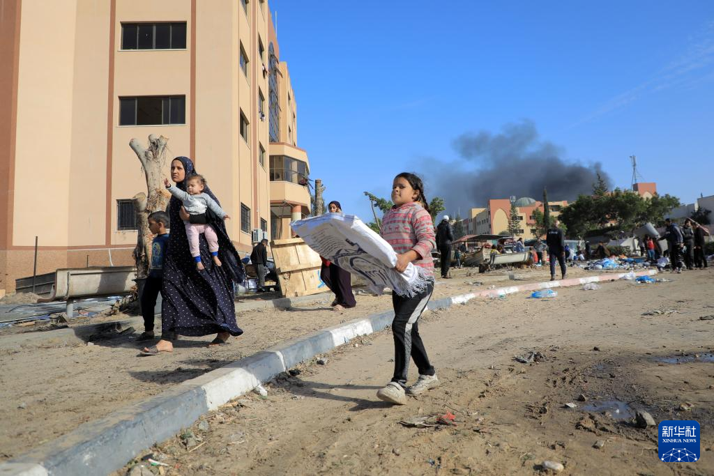 1月22日，加沙地帶南部城市汗尤尼斯遭到以軍攻擊后升起濃煙。新華社發(fā)（里澤克·阿卜杜勒賈瓦德攝）