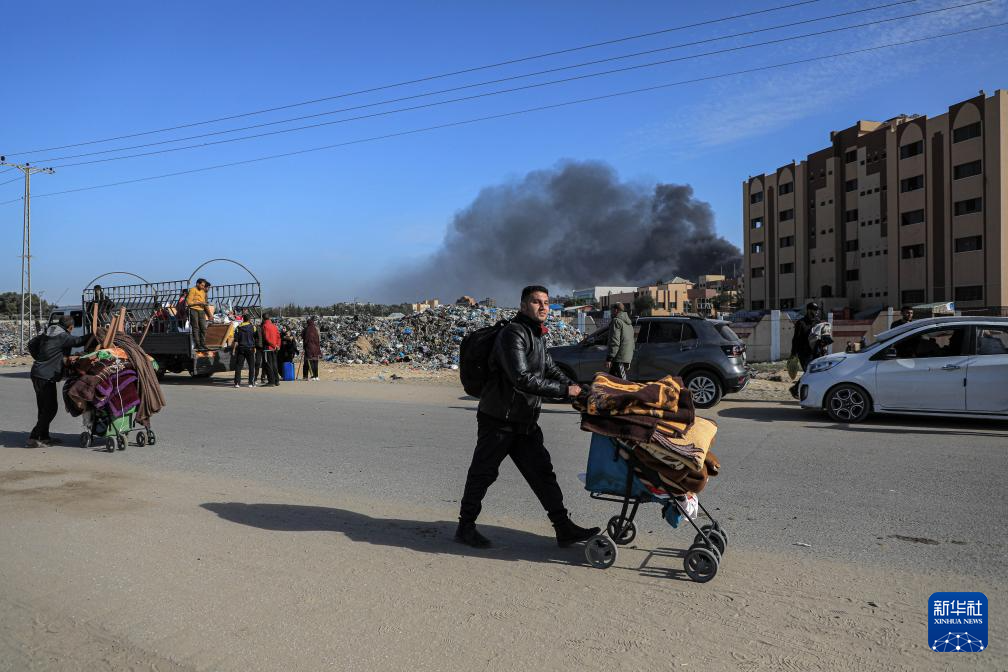 1月22日，在加沙地帶南部城市汗尤尼斯，人們逃離家園。新華社發(fā)（里澤克·阿卜杜勒賈瓦德攝）