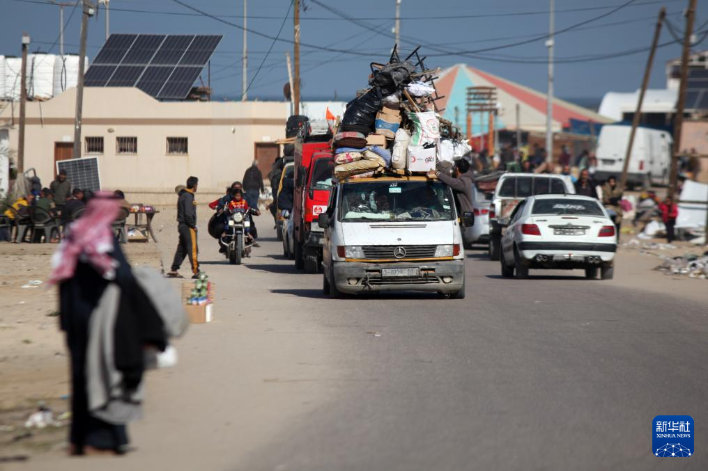 1月22日，在加沙地帶南部城市汗尤尼斯，人們逃離家園。新華社發(fā)（里澤克·阿卜杜勒賈瓦德攝）