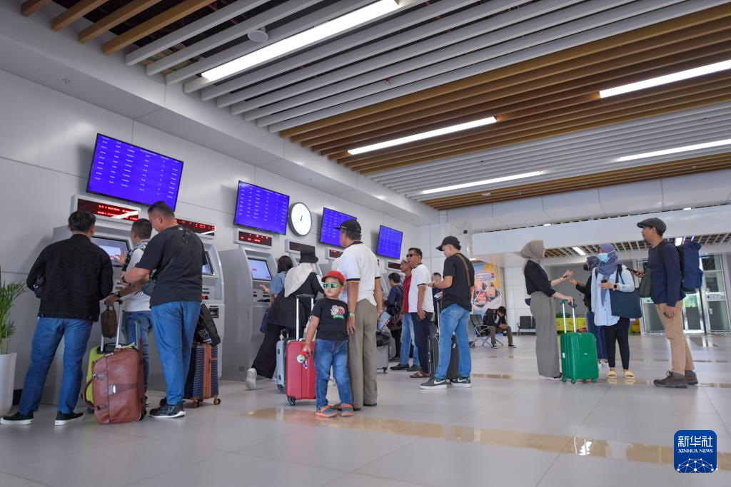 1月24日，在印度尼西亞雅加達(dá)哈利姆站，乘客使用自助取票機(jī)。新華社記者 徐欽 攝