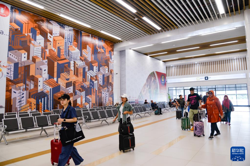 1月24日，在印度尼西亞雅加達(dá)哈利姆站，乘客在候車大廳內(nèi)行走。新華社記者 徐欽 攝