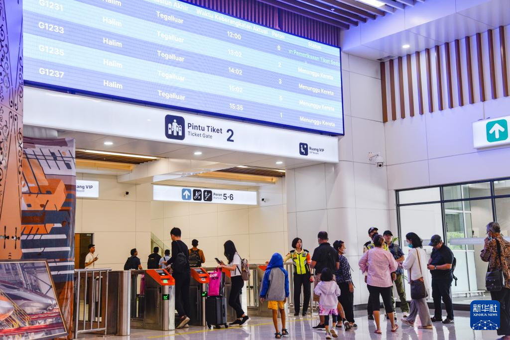 1月24日，在印度尼西亞雅加達(dá)哈利姆站候車大廳，乘客刷票前往站臺(tái)。新華社記者 徐欽 攝