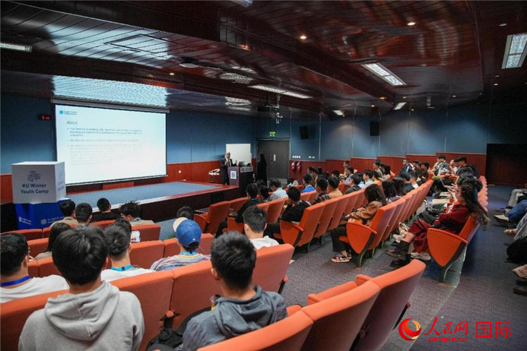 圖為23日，中國(guó)學(xué)生在聽(tīng)取講座。人民網(wǎng)塔里克·易卜拉欣攝