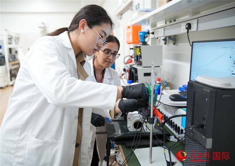 中國(guó)學(xué)生（左一）在嘗試操作電解水實(shí)驗(yàn)。人民網(wǎng)塔里克·易卜拉欣攝