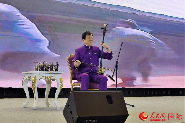 二胡演奏家、國(guó)家一級(jí)演員王之輝演奏《新春樂(lè)》。人民網(wǎng)記者 于宏建攝