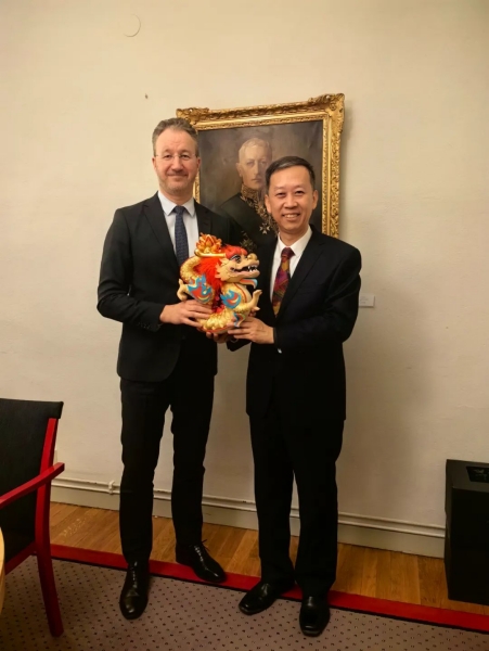 中國駐瑞典大使崔愛民（右）會見瑞典外交部外貿(mào)總司長嚴波（左）。中國駐瑞典大使館供圖