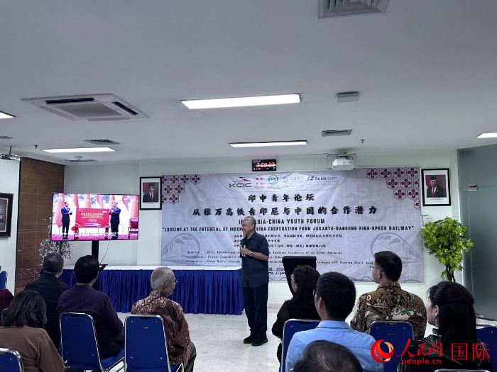 韓高路為與會(huì)嘉賓放映中印尼元首為雅萬高鐵正式開通運(yùn)營(yíng)揭幕的場(chǎng)景。人民網(wǎng)記者 曹師韻攝