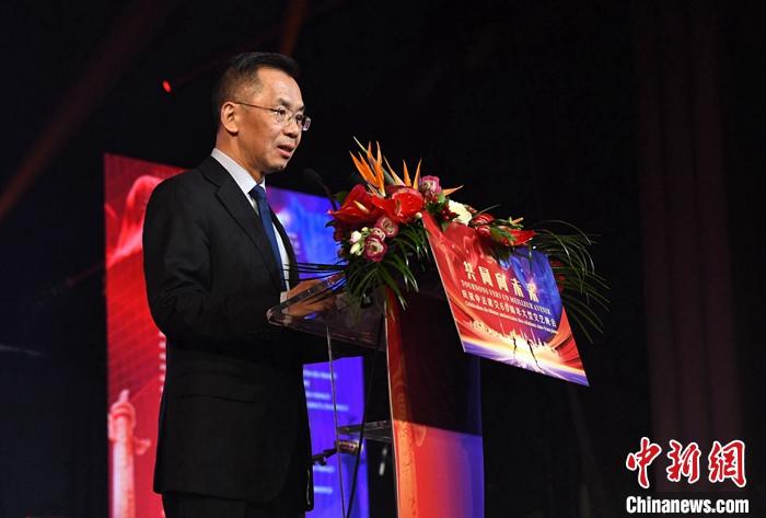 當(dāng)?shù)貢r(shí)間1月16日晚，以“共同向未來(lái)”為題的慶祝中法建交60周年大型文藝晚會(huì)在巴黎舉辦。中國(guó)駐法國(guó)大使盧沙野出席晚會(huì)并致辭。 <a target='_blank' href='/' _fcksavedurl='/'><p  align=