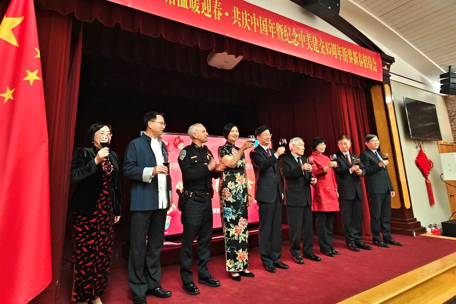 僑胞代表與駐舊金山總領(lǐng)館官員合影。主辦方供圖