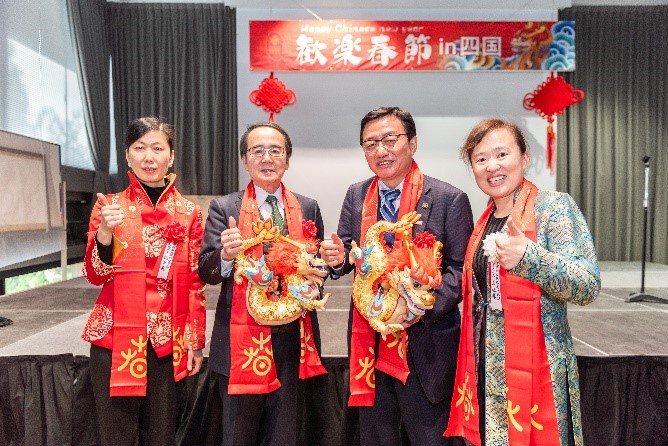 向池田知事、大西市長(zhǎng)贈(zèng)送“歡樂春節(jié)“吉祥龍。從左到右為魏有美副總領(lǐng)事、池田豊人知事、大西秀人市長(zhǎng)、馬曉琛主任。中國(guó)駐大阪旅游辦事處供圖