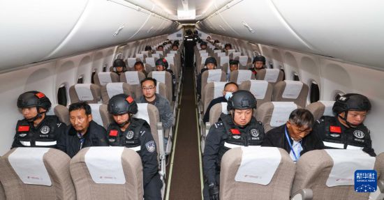 1月30日，白所成、白應(yīng)蒼、魏懷仁、劉正祥、劉正茂、徐老發(fā)等10名緬北重大犯罪嫌疑人在被押解回國的飛機(jī)上。新華社記者 殷剛 攝