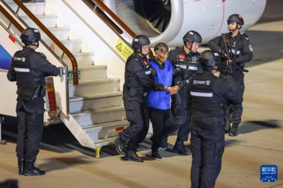 1月30日，在云南昆明長水機(jī)場，緬北重大犯罪嫌疑人白所成被我公安機(jī)關(guān)成功押解回國。新華社記者 殷剛 攝