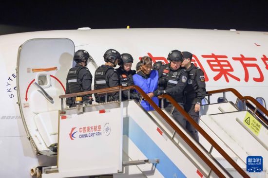 1月30日，在云南昆明長水機(jī)場，緬北重大犯罪嫌疑人白所成被我公安機(jī)關(guān)成功押解回國。新華社記者 殷剛 攝