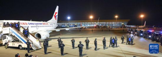 1月30日，在云南昆明長水機(jī)場，白所成、白應(yīng)蒼、魏懷仁、劉正祥、劉正茂、徐老發(fā)等10名緬北重大犯罪嫌疑人被我公安機(jī)關(guān)成功押解回國。新華社記者 殷剛 攝