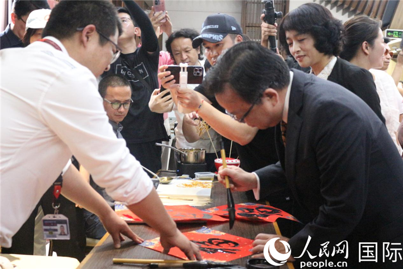 中國駐菲律賓大使黃溪連出席活動并與留菲學(xué)子共迎新春。人民網(wǎng)記者樊帆 攝