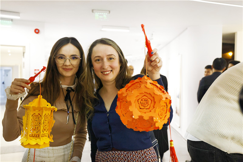 羅馬尼亞觀眾對泉州花燈愛不釋手。 布加勒斯特中國文化中心供圖