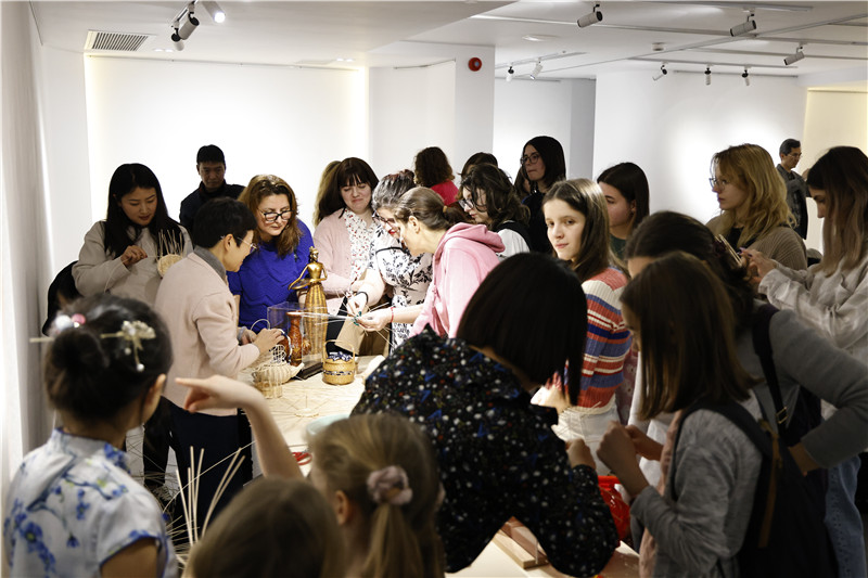 羅馬尼亞觀眾體驗安溪竹藤編技藝。 布加勒斯特中國文化中心供圖