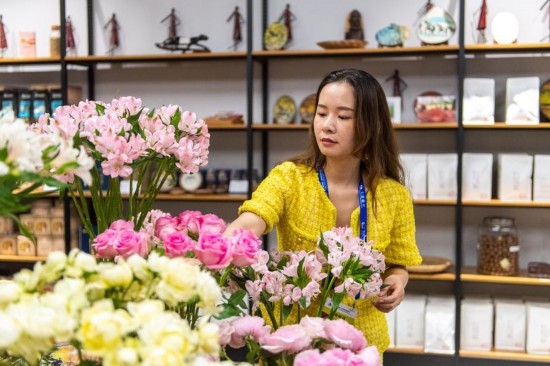 2023年7月1日，在位于湖南省長(zhǎng)沙市的湖南高橋大市場(chǎng)，中非經(jīng)貿(mào)博覽會(huì)常設(shè)展館展區(qū)肯尼亞館工作人員在整理產(chǎn)自非洲的鮮花。新華社記者 陳思汗 攝