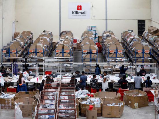 2023年11月11日，在肯尼亞姆洛隆戈，Kilimall員工在倉(cāng)庫(kù)內(nèi)工作。新華社記者 李亞輝 攝