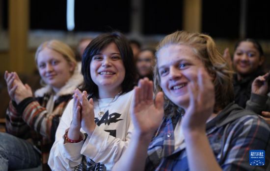 1月30日，在美國華盛頓州塔科馬市林肯中學，將于3月啟程赴華交流的林肯中學12年級學生蒙特塞拉特·羅梅羅-羅查（中）參加美國中學生赴華交流歡送儀式。新華社記者 吳曉凌 攝