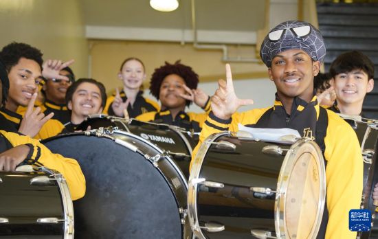 1月30日，在美國華盛頓州塔科馬市林肯中學，學校鼓樂隊準備在美國中學生赴華交流歡送儀式上表演。新華社記者 吳曉凌 攝