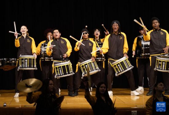 1月30日，在美國華盛頓州塔科馬市林肯中學，學校鼓樂隊在美國中學生赴華交流歡送儀式上表演。新華社記者 吳曉凌 攝