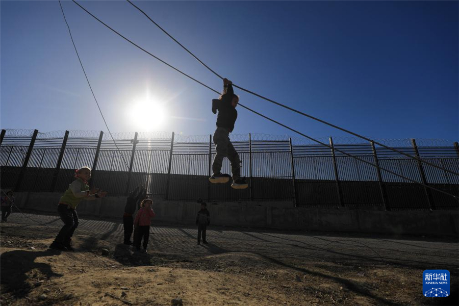 1月31日，在加沙地帶南部城市拉法同埃及邊境地區(qū)，巴勒斯坦兒童在玩耍。新華社發(fā)（亞西爾·庫迪攝）