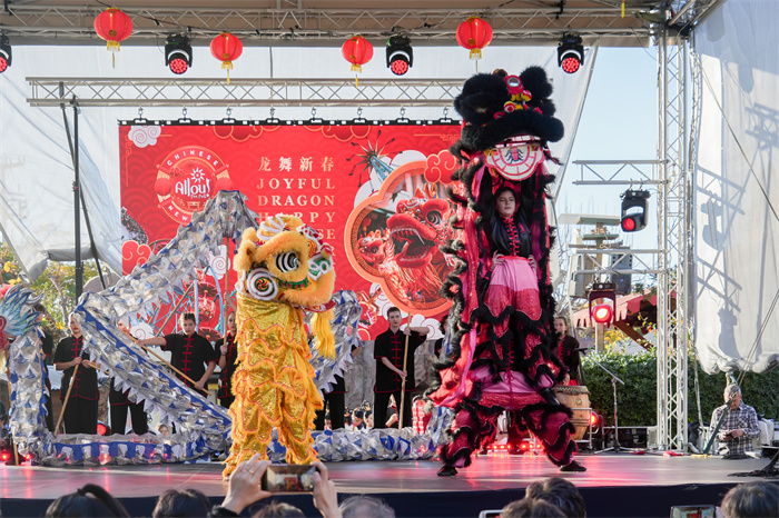 中國(guó)駐希臘大使館大使肖軍正與希方嘉賓為舞龍點(diǎn)睛。     希臘小朋友進(jìn)行舞龍舞獅表演?！吨邢r(shí)報(bào)》供圖