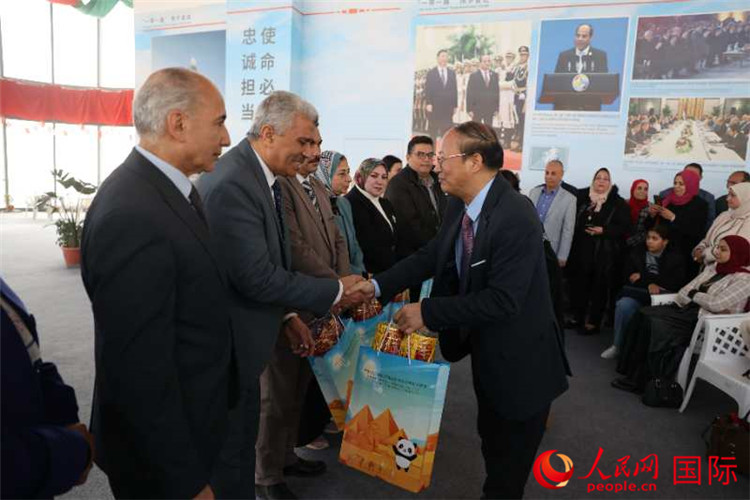 中國(guó)駐埃及使館教科處盧春生公參為埃及師生發(fā)放新年禮包。人民網(wǎng)記者 黃培昭攝