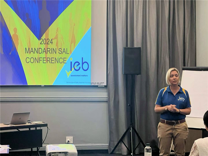 羅賓·莫瓦特女士對2023年“南非漢語高考”情況進行數(shù)據(jù)分析總結(jié)。（圖片來源：南非中國文化和國際教育交流中心孔子課堂）