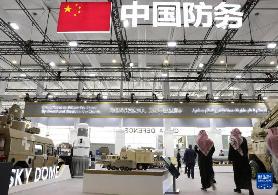 2月5日，在沙特阿拉伯利雅得，人們在中國展區(qū)參觀。新華社記者 王東震 攝