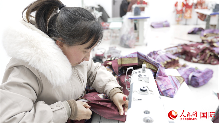1月24日，在山東省菏澤市曹縣大集鎮(zhèn)云牧服飾有限公司，高燕正在縫制馬面裙。 人民網(wǎng)記者 袁蒙攝