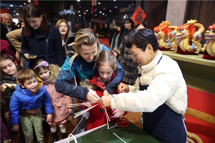 2024年“歡樂春節(jié)”《閩南風(fēng)情》文藝演出和泉州非物質(zhì)文化遺產(chǎn)展演2月6日在塞爾維亞斯梅代雷沃文化中心舉行。圖為當(dāng)?shù)孛癖婓w驗(yàn)中國非遺手工藝。 貝爾格萊德中國文化中心供圖