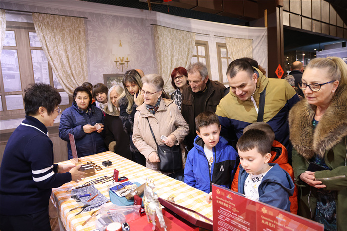 2024年“歡樂春節(jié)”《閩南風(fēng)情》文藝演出和泉州非物質(zhì)文化遺產(chǎn)展演2月6日在塞爾維亞斯梅代雷沃文化中心舉行。圖為當(dāng)?shù)孛癖婓w驗(yàn)中國非遺手工藝。 貝爾格萊德中國文化中心供圖