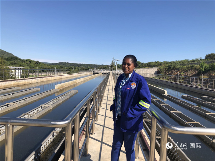 總經(jīng)理琳達(dá)在向記者介紹情況。人民網(wǎng)記者 黃培昭攝.