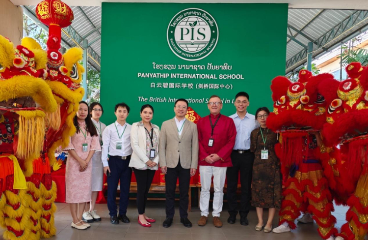 駐老撾使館臨時代辦王暢與白云碧國際學(xué)校校方、參會志愿者教師合影。活動主辦方供圖