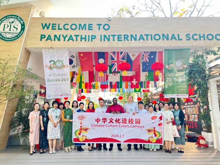 駐老撾使館政治處主任杜長青與白云碧國際學(xué)校校方、參會志愿者教師合影?；顒又鬓k方供圖